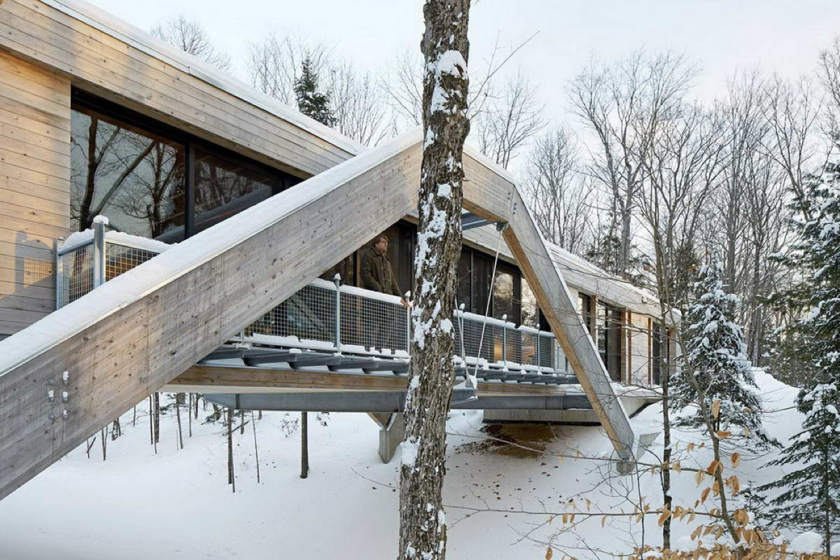 Дом-мост в канадском лесу